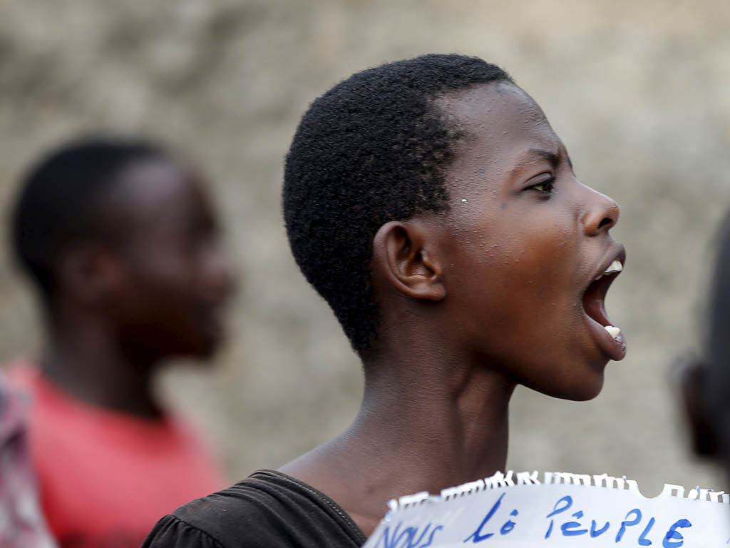 A protester who is against Burundi President Pierre Nkurunziza and his bid for a third term shouts in Bujumbura, Burundi, June 4, 2015.  REUTERS/Goran Tomasevic - RTX1F371