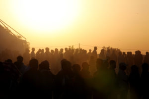 As the sun sets, hundreds line up for food at a transit camp near the Tunisia-Libya border. Credit: David Ohana/OCHA AVMU